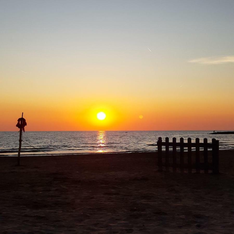 Villa Rimini - Seaview & Roman Holidays Apartments - Garden&Beach 300Mt 안치오 외부 사진